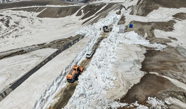 Kar kalınlığının 7 metreyi bulduğu Nemrut yolunda çalışma başlatıldı