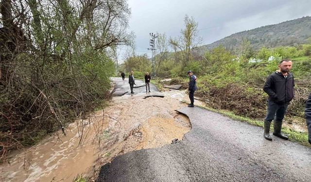 Karabük'te sağanak ve dolu su taşkınlarına neden oldu: Mahsur kalan 3 vatandaşı kurtardı