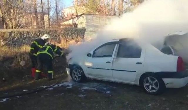 Kars'ta park halindeki tüplü araçta çıkan yangın korkuttu