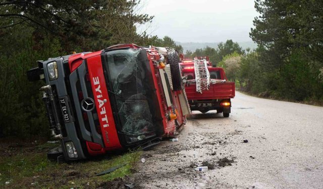Kastamonu'da yangın ihbarına giden itfaiye aracı kaza yaptı: 3 yaralı