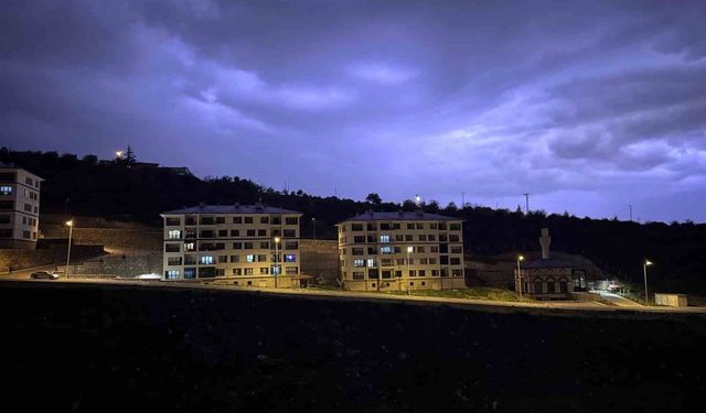 Kayseri'de şimşekler geceyi aydınlattı