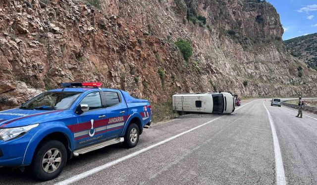 Kilis'te minibüs devrildi: 2 yaralı
