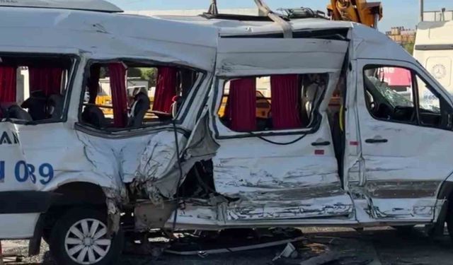 Kocaeli'de tır ile çarpışan servis aracındaki 8 yaralıdan 1'i hayatını kaybetti