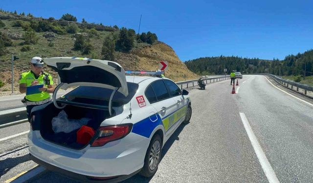 Kontrolden çıkan motosiklet bariyerlere çarptı: 1 yaralı