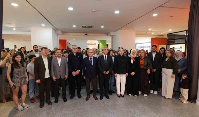 Küçükçekmece'de 'Kendi Gölgemde' sergisi açıldı