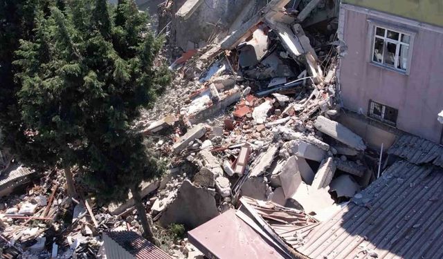Küçükçekmece'de kentsel dönüşüm çalışması yapılan 5 katlı bina çöktü