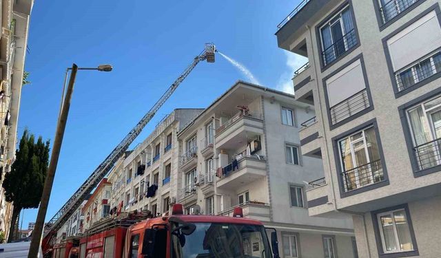 Küçükçekmece'de korkutan çatı yangını