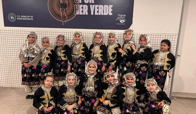 Kütahya Belediyespor Halk Oyunları ekiplerinden İzmir'de çifte başarı