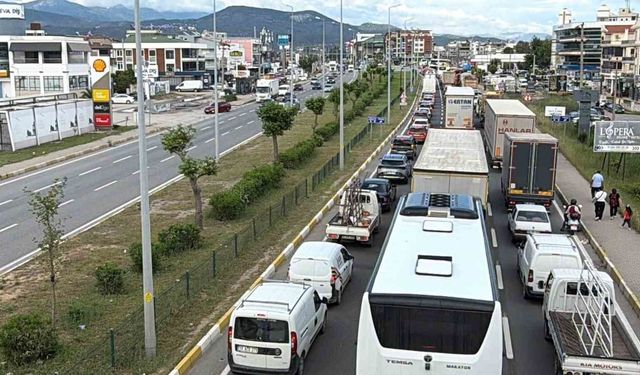 Kuzey Ege'de trafikte 9 günlük bayram tatili yoğunluğu başladı