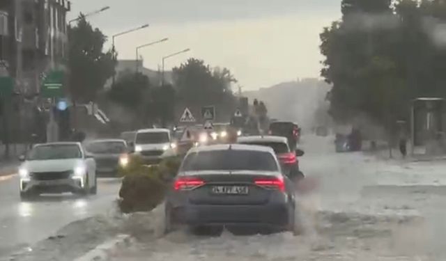 Lüleburgaz'da sağanak yağış hayatı felç etti: Cadde ve sokaklar göle döndü