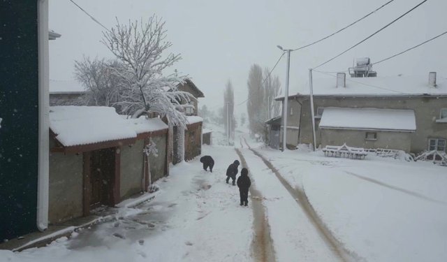 Mayıs ayında çocukların kartopu keyfi