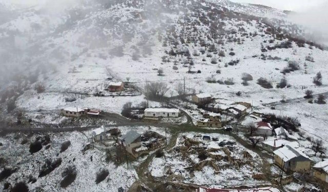 Mayısta kar sürprizi: Refahiye'de köyler beyaza büründü
