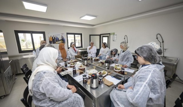 Mersin'de kadın üreticilere bitki çayı eğitimi