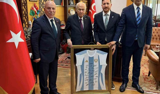 MHP lideri Bahçeli'ye Erzurumspor forması takdim edildi