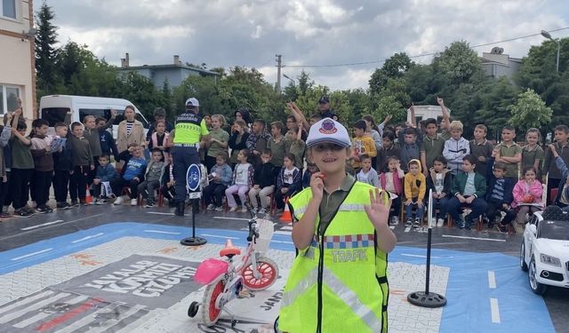 Minik öğrencilere jandarmadan uygulamalı trafik eğitimi
