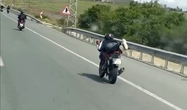 Motosikleti uzanarak süren şahıs, canını hiçe saydı