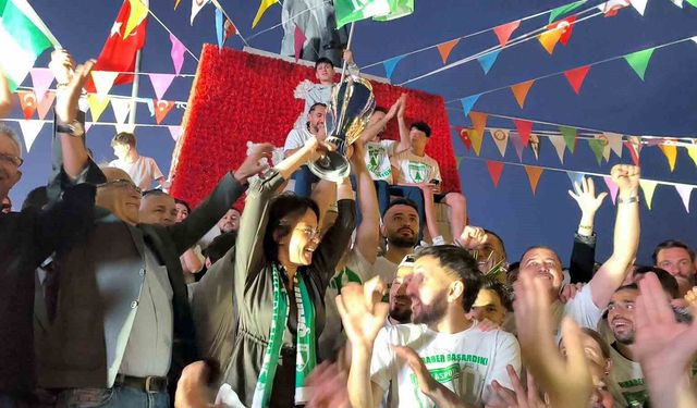 Muğlaspor kupa ile evine döndü