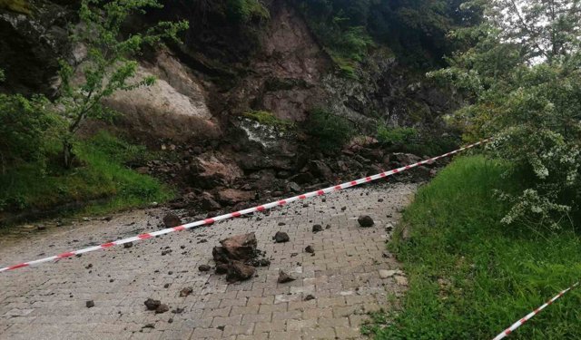 Niksar'da sağanak nedeniyle kaya parçaları yola düştü
