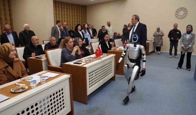 Nüfusa kayıtlı robot mecliste: Heyecanlı anlar