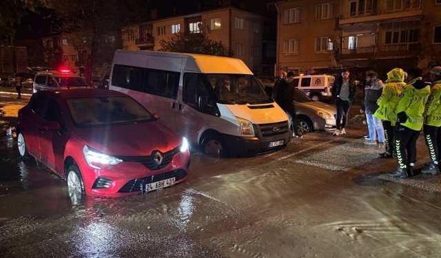 Önlem alınmadı, yağmurda çöken yolda araçlar çukura girdi