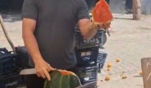 Osmaniye'de pazarcının 'Vekaletli karpuz kesimi' gülümsetti