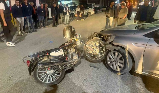 Otomobilin motosikletle çarpıştığı kaza güvenlik kamerasında