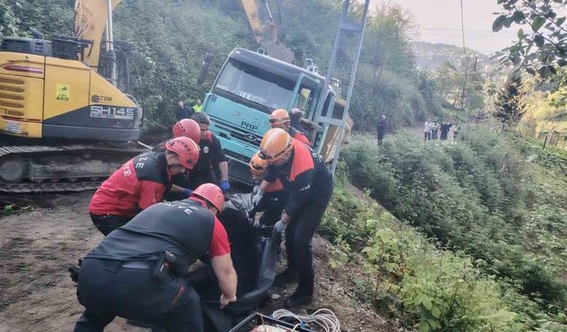 Rize'de iş kamyonu devrildi: Sürücü öldü
