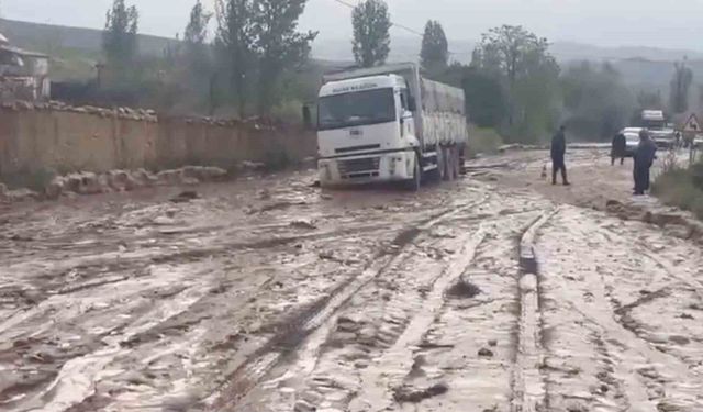 Sel suları iki ilçeyi birbirine bağlayan yolda ulaşımı aksattı