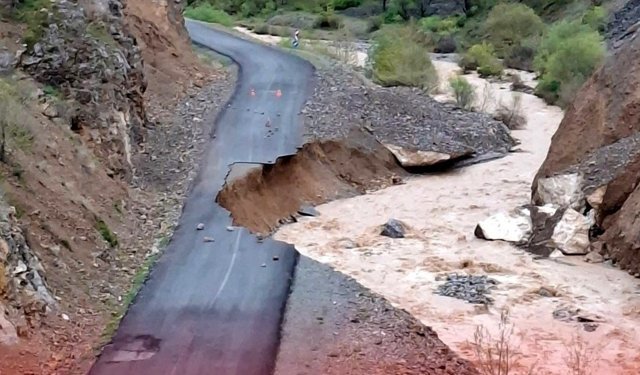 Sel vurdu, heyelan kapattı: Başbağlar'a ulaşım kesildi