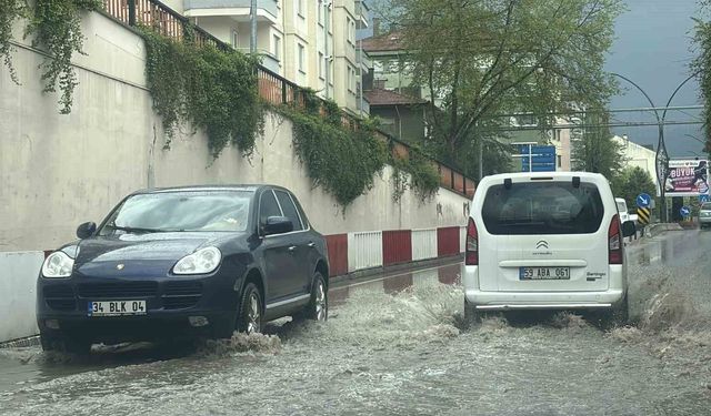 Şiddetli dolu etrafı beyaza bürüdü: Alt geçitler suyla doldu
