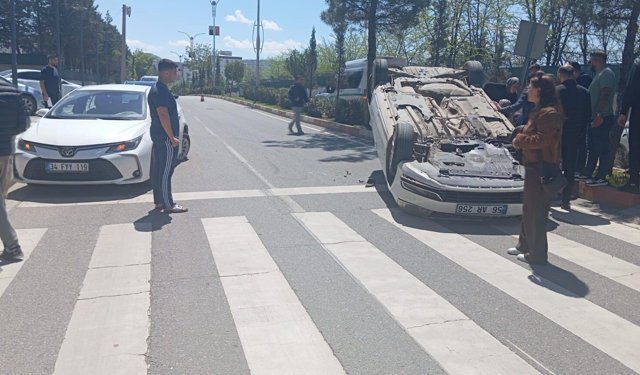 Siirt'te kazada iki sürücü araçlarda sıkıştı