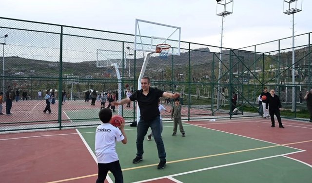 Şırnak polisinden gönülleri ısıtan sokak sporu