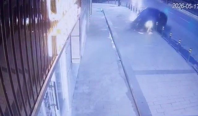 Şişli'de kontrolden çıkan lüks otomobil dükkana daldı: O anların görüntüsü ortaya çıktı