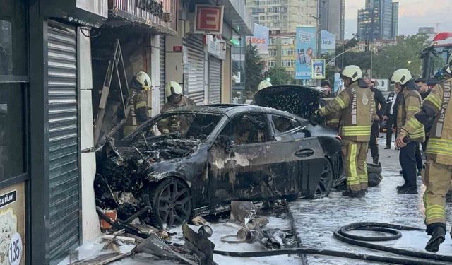 Şişli'de lüks araç dükkana girdi:2 yaralı