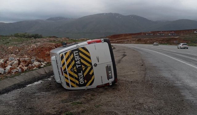 Taziyeye gidenleri taşıyan minibüs devrildi: 11 yaralı