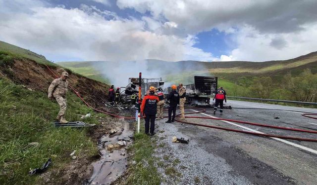 Tırlar kafa kafaya çarpışarak alev topuna döndü: 2 sürücü hayatını kaybetti