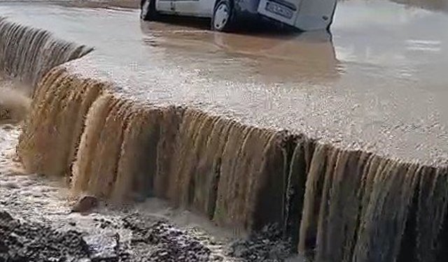 Tokat'ta Kelkit Çayı taştı, araç çöken yolda mahsur kaldı