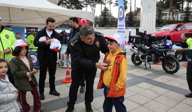 Trafik bilinci için tek yürek: Erzurum Emniyeti Havuzbaşı'ndaydı