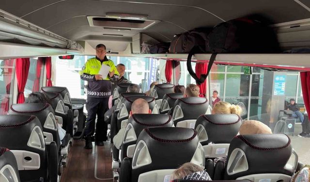 Trafik polisleri otogarda sürücü ve yolcuları uyarıyor