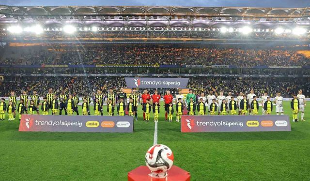 Trendyol Süper Lig: Fenerbahçe: 0 - Eyüpspor: 2 (İlk yarı)