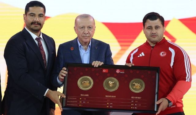 Türkiye Güreş Federasyonu'ndan Cumhurbaşkanı Erdoğan'a, Türk güreşini simgeleyen tablo takdimi
