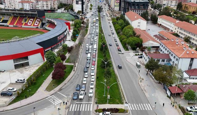 Türkiye'nin geçiş güzergahı Yozgat'ta bayram trafiği yoğunluğu