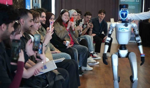 Türkiye'nin nüfusa kaydedilen ilk robotu gençlerle buluştu: CV ve girişimcilik dersi