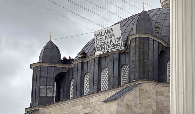 Ücretleri ödenmeyince çalıştıkları cami inşaatının kubbesine çıktılar