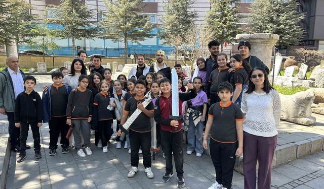 Üniversite öğrencilerinin yazıp sahnelediği oyun, miniklerden büyük alkış topladı