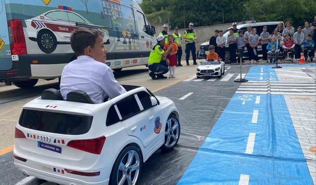 Üsküplü minik öğrenciler trafik güvenliğini jandarmadan öğrendi