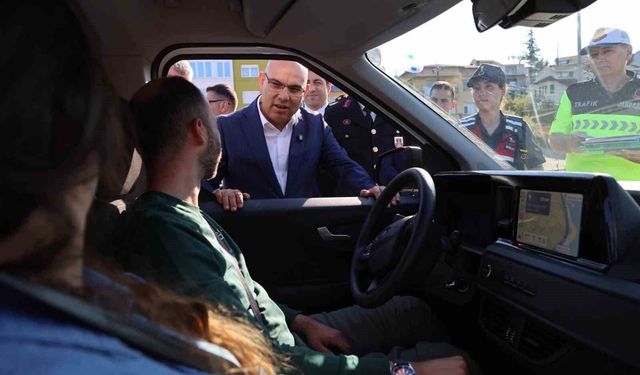 Vali Koç, vatandaşların bayramını kutladı, sürücülere çikolata ikram etti