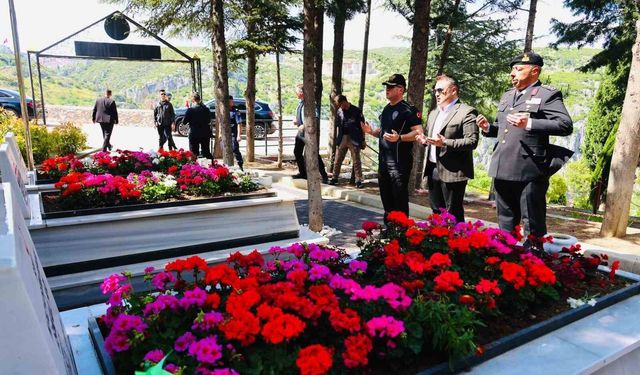 Vali Sözer'den bayramda şehitlik ziyareti