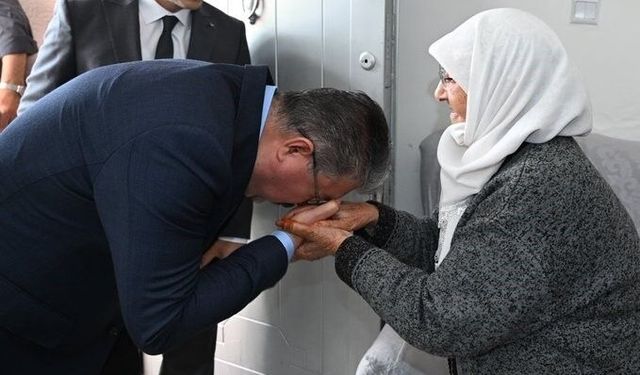 Vali Yılmaz'dan 84 yaşındaki Ayşe Ayti'ye bayram ziyareti