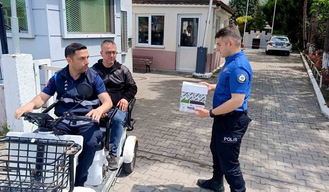 Yaralı kırlangıca polis şefkati